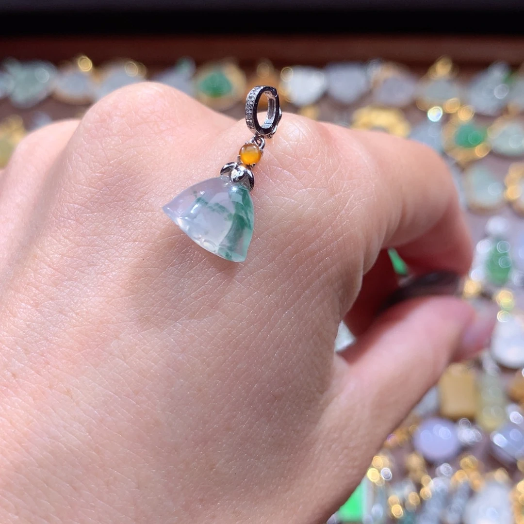 H***。翡翠18K金镶嵌颈饰翡翠