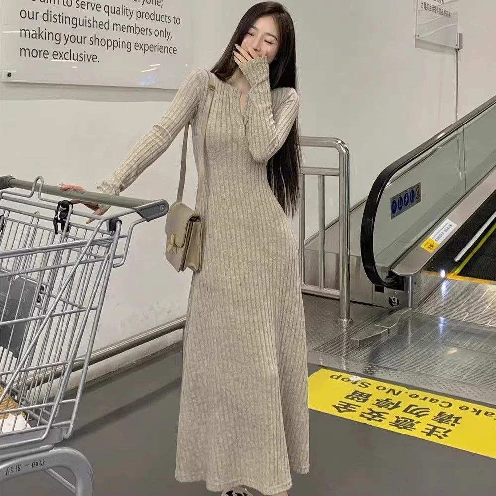 高级感针织连衣裙女2025秋冬季新款大衣内搭加厚气质打底法式长裙