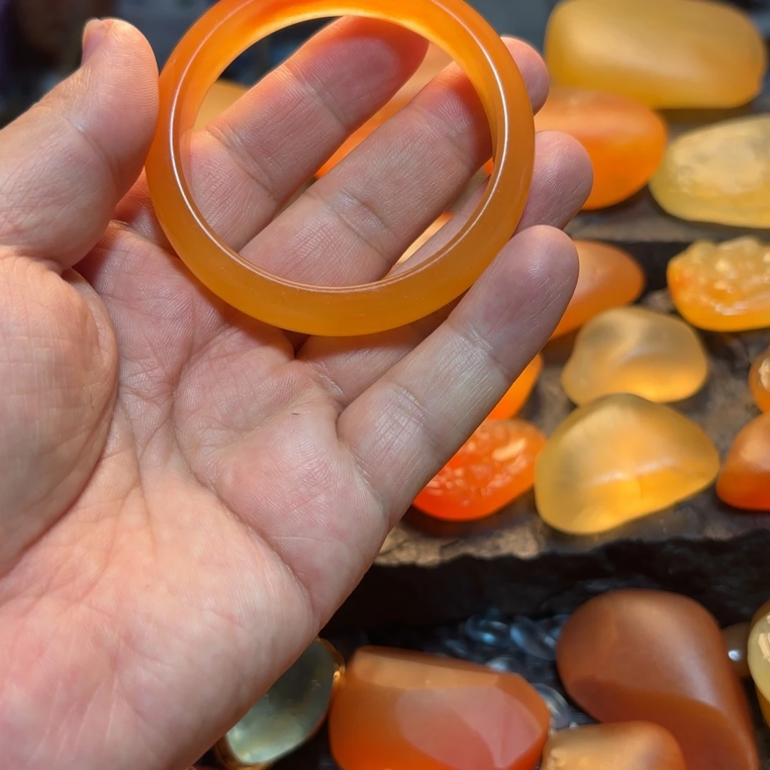 余***石英岩玉未镶嵌手镯