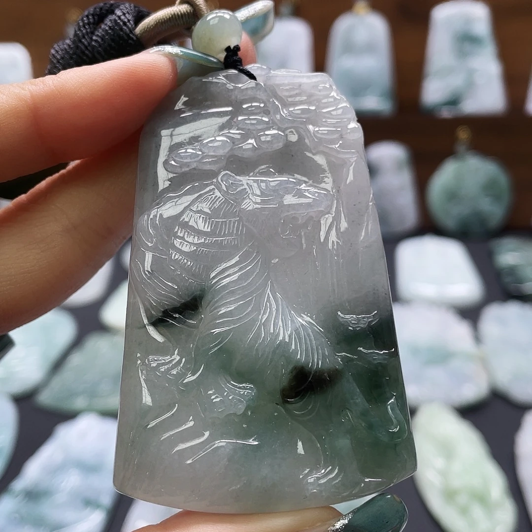 翡翠未镶嵌颈饰上山虎