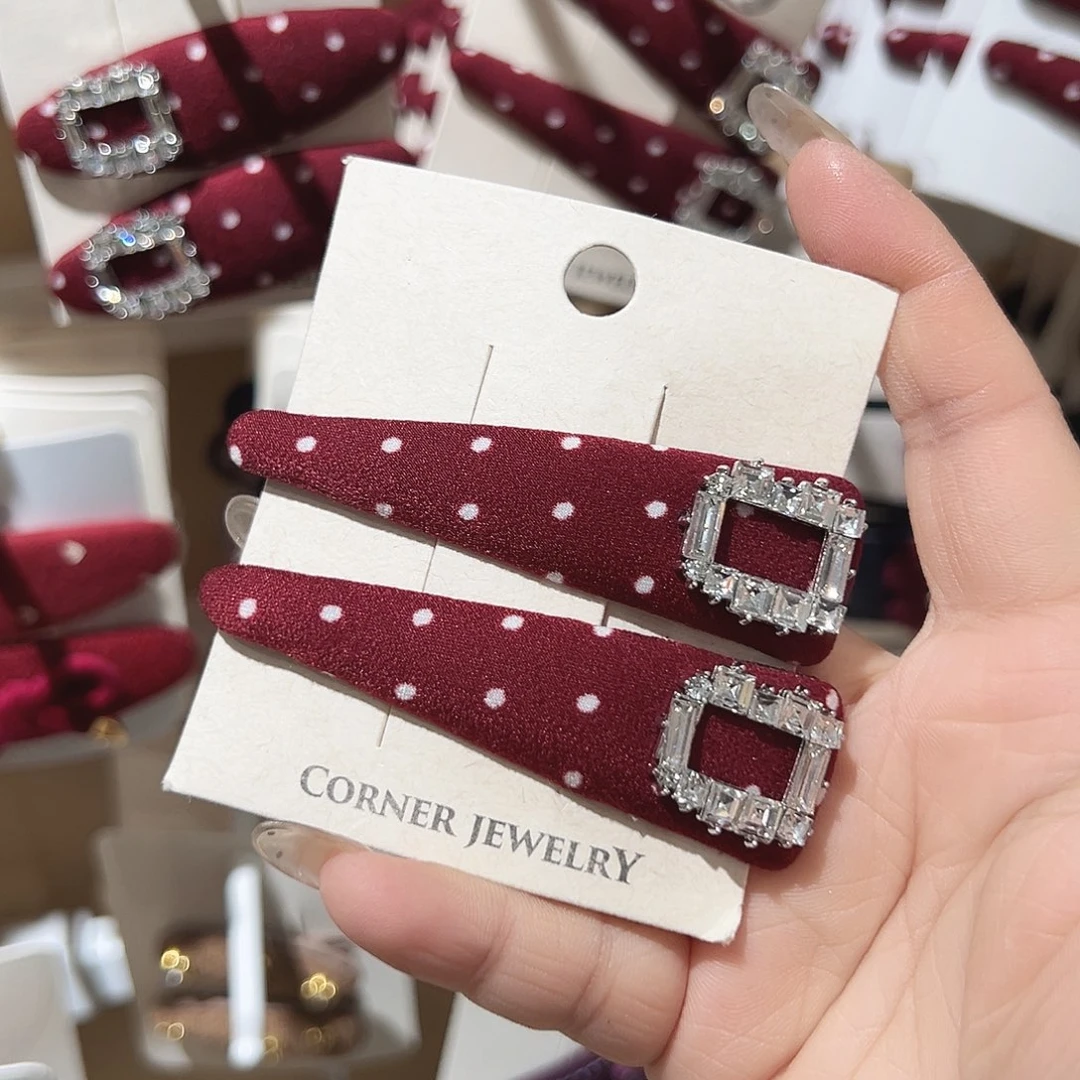 非金属红色波点方钻掰掰