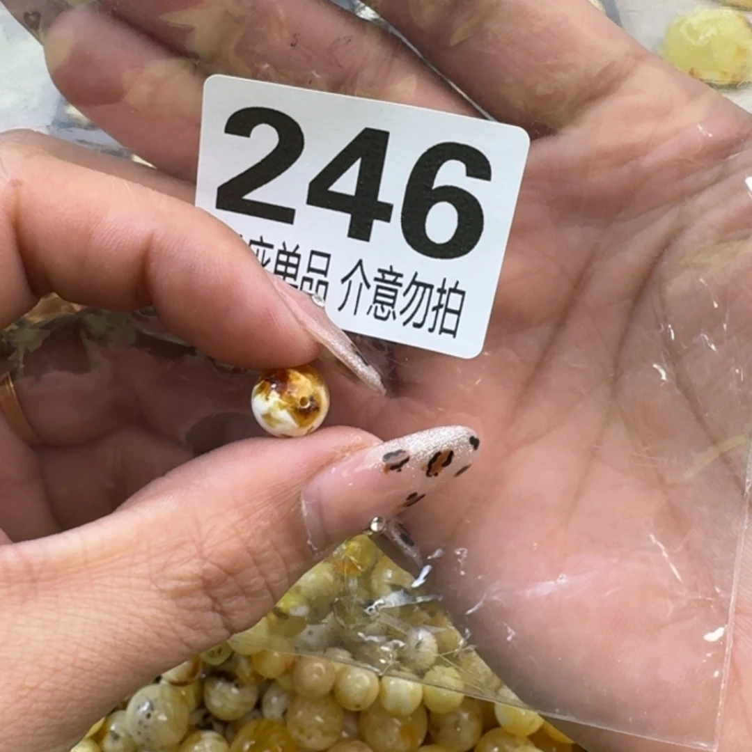 琥珀裸石未镶嵌偶**乐