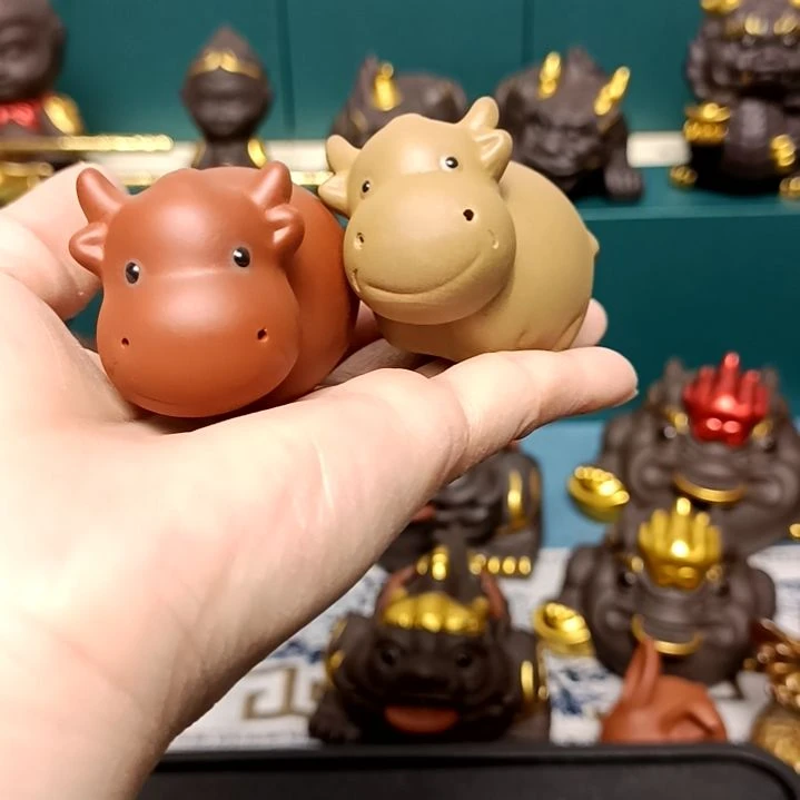 茶宠紫砂小牛2件茶宠摆件