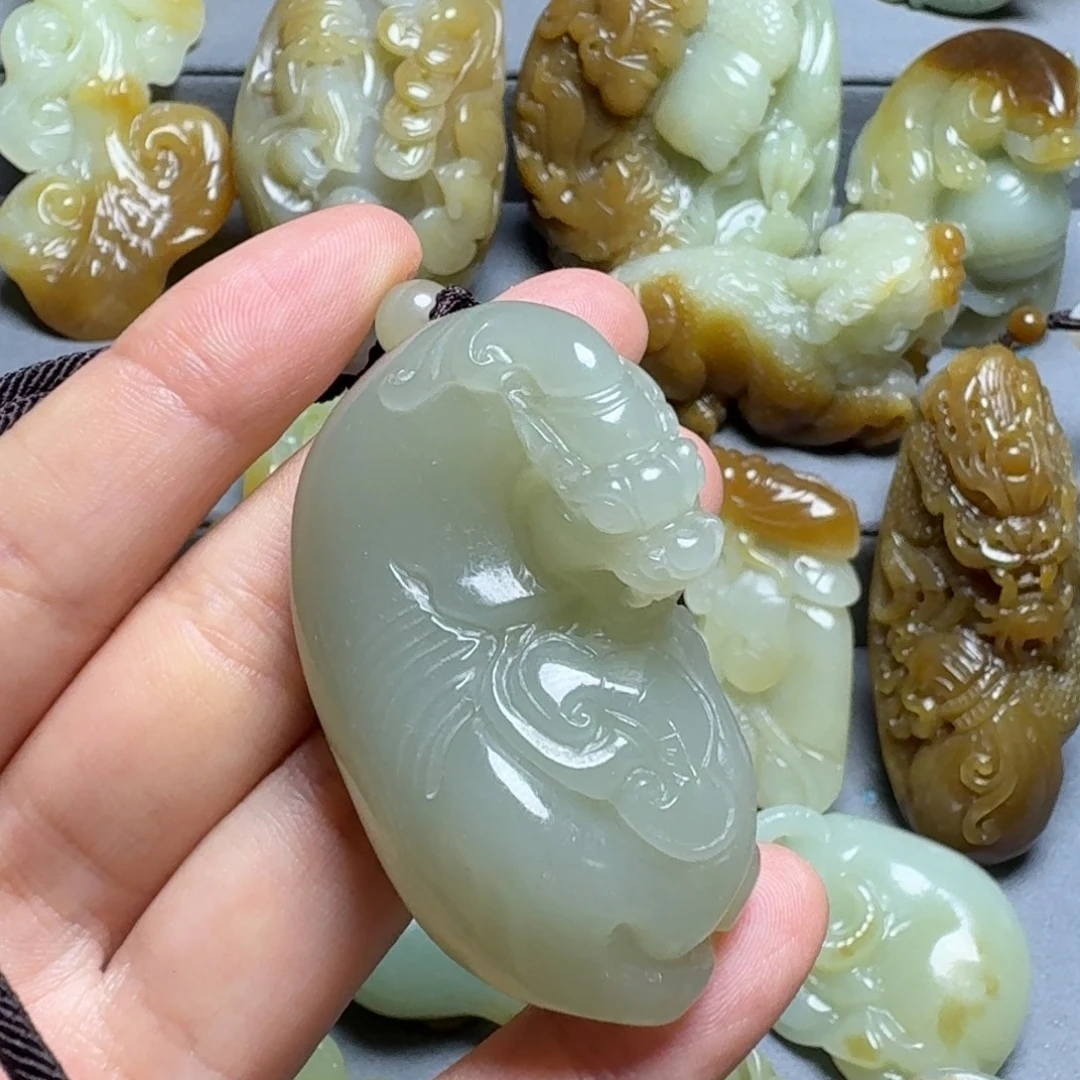 青***云和田玉未镶嵌颈饰