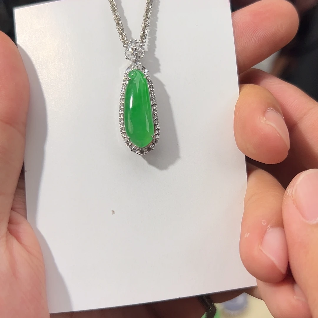 翡翠18K金镶嵌颈饰冰种冰甜阳绿满色翡翠福瓜吊坠21.6*8*3.5