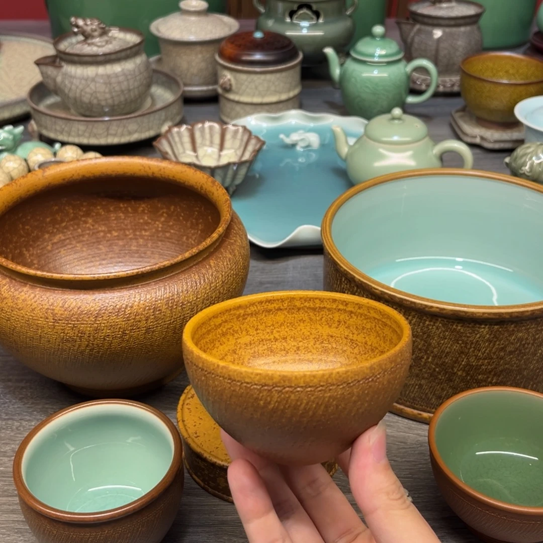 黄灿  拙朴 手捧杯