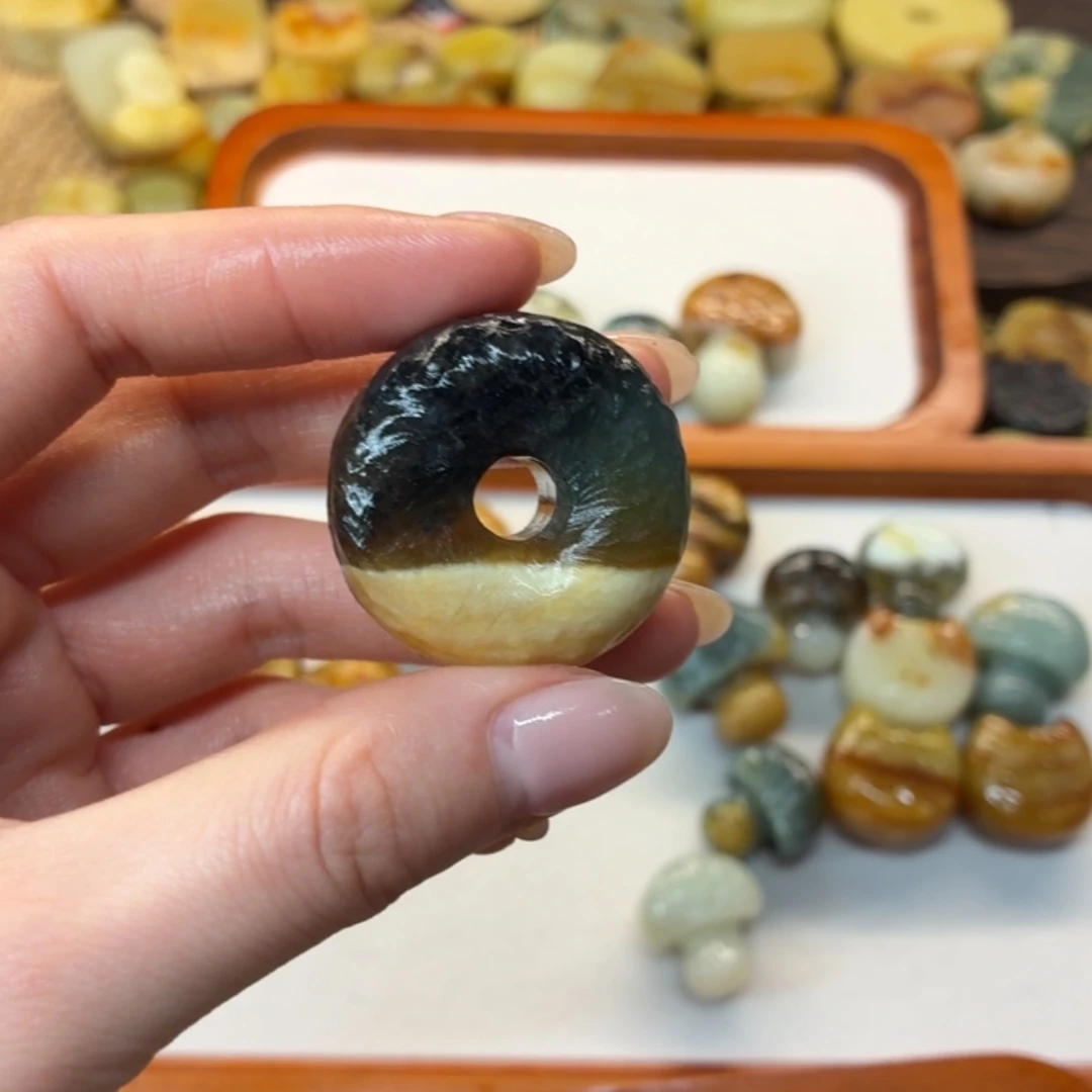 裴***永蛇纹石玉未镶嵌颈饰