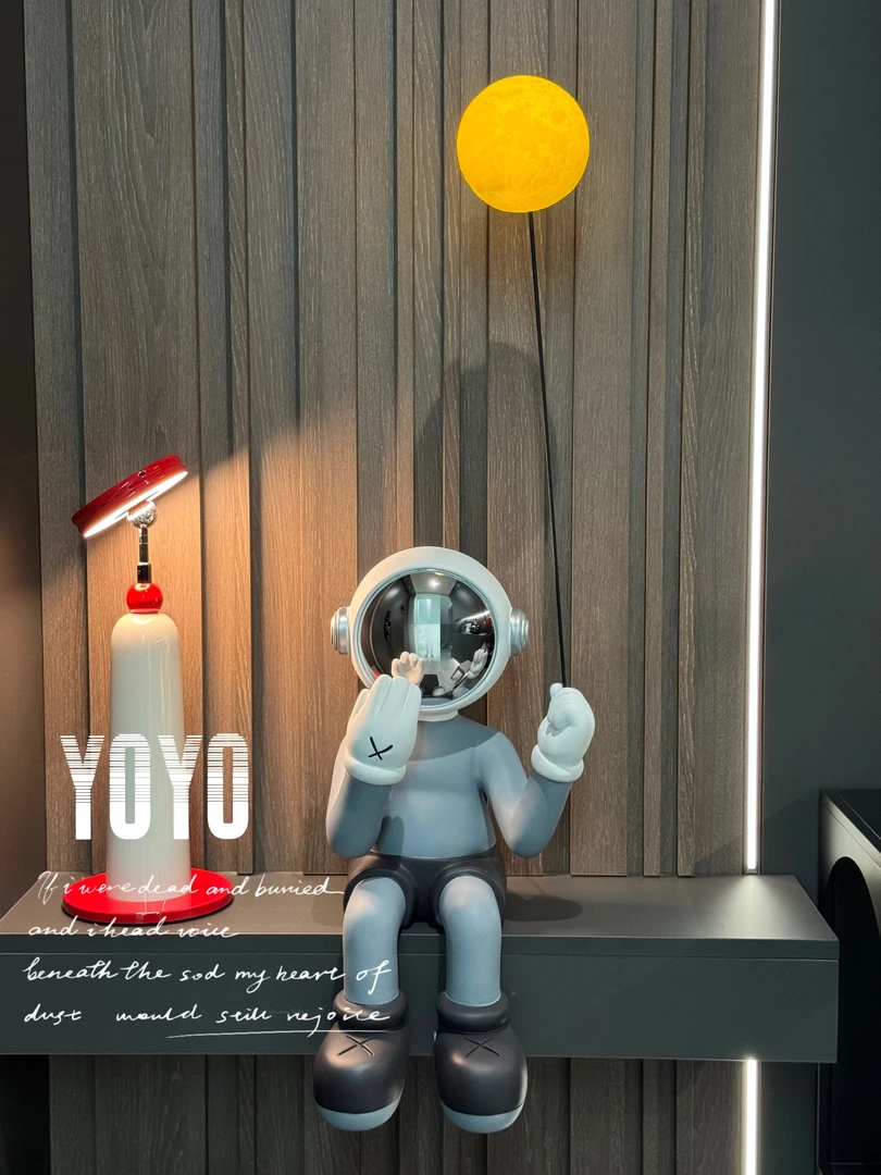 电视柜装饰暴力熊拿气球太空人坐姿宇航员玄关客厅橱窗公仔高级感