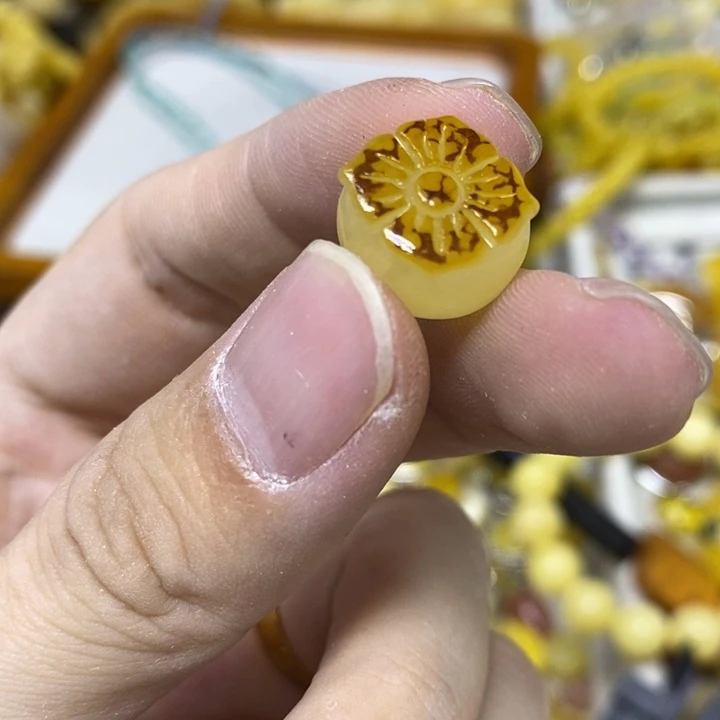 蜜蜡未镶嵌裸石吊坠