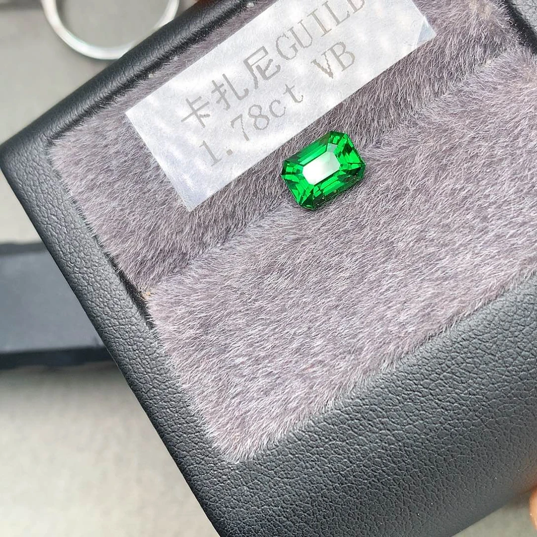 未镶嵌石榴石（沙弗莱）裸石1.78克拉