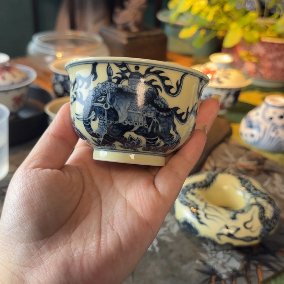青花手绘抵大象撇口杯