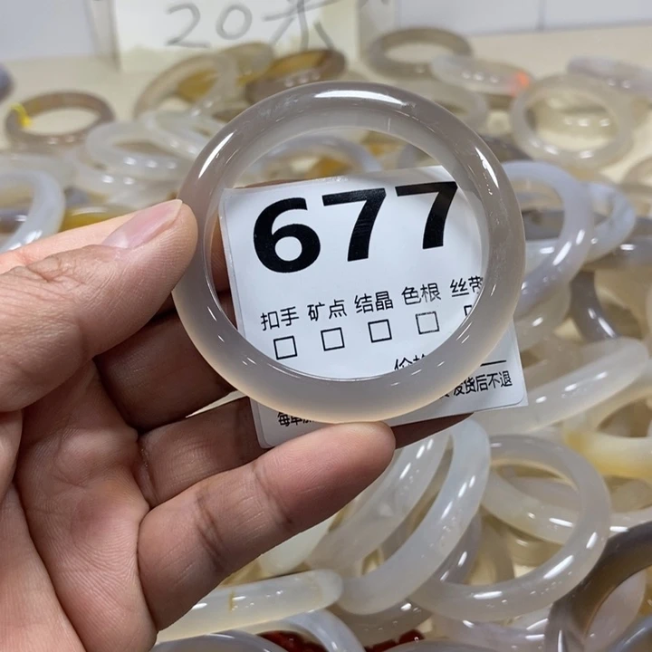 玉***米玛瑙/玉髓未镶嵌手镯