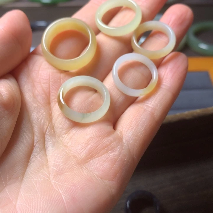 和田玉(墨玉)未镶嵌手镯