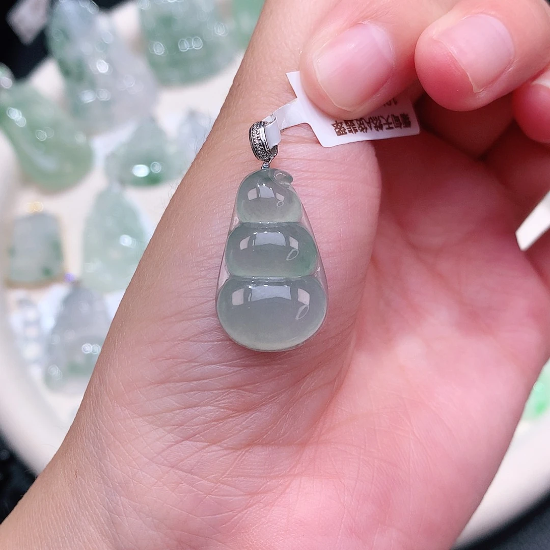 翡翠18K金镶嵌颈饰飘绿花豆23.6、14.7、5.8