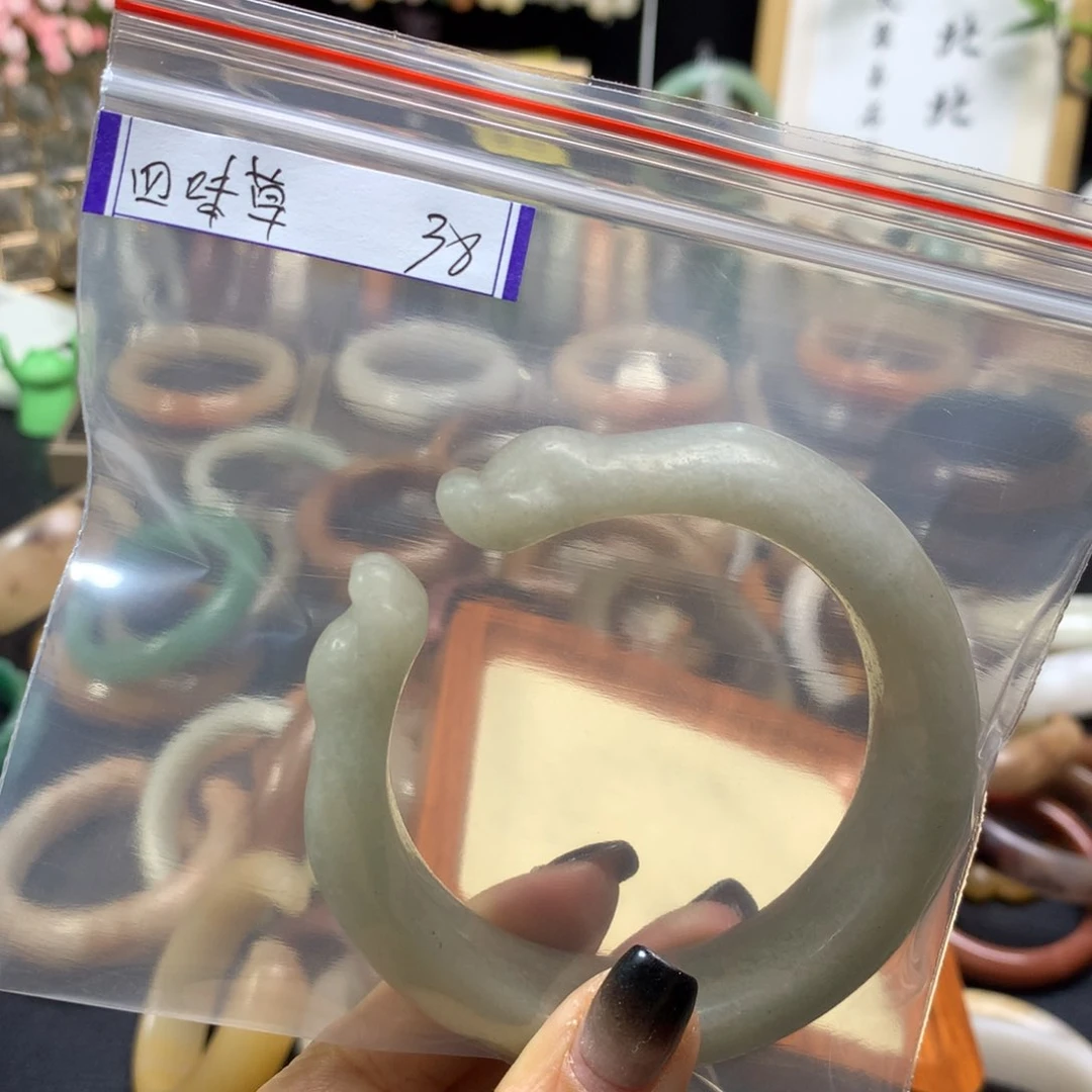 石英质玉手镯未镶嵌四*草