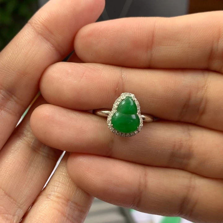 雪****翡翠18K金镶嵌颈饰翡翠戒指