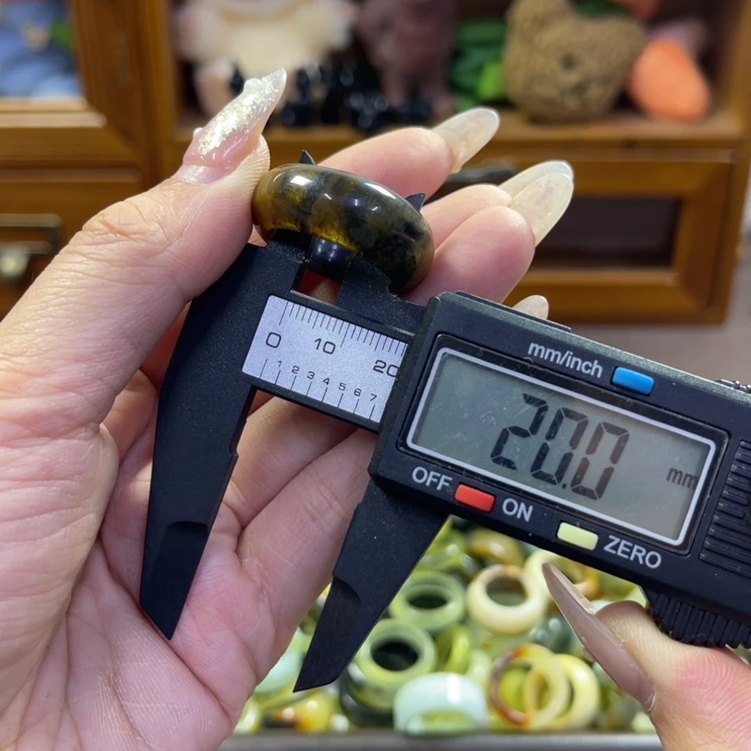 蛇纹石玉未镶嵌手镯瑕疵1