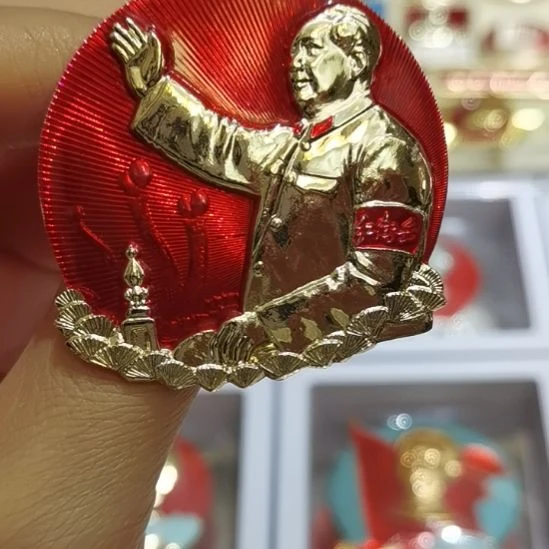 挥手像章一枚，有氧化点，详情见图