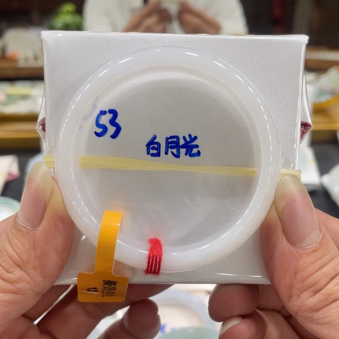 翡翠手镯未镶嵌翡翠手镯