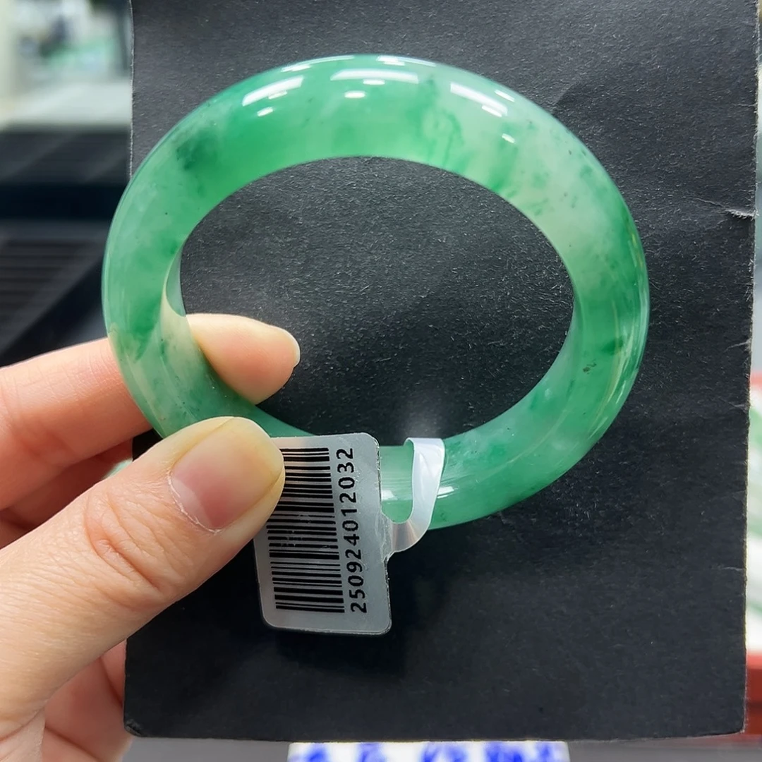 、***)石英质玉（非洲翠）未镶嵌手镯