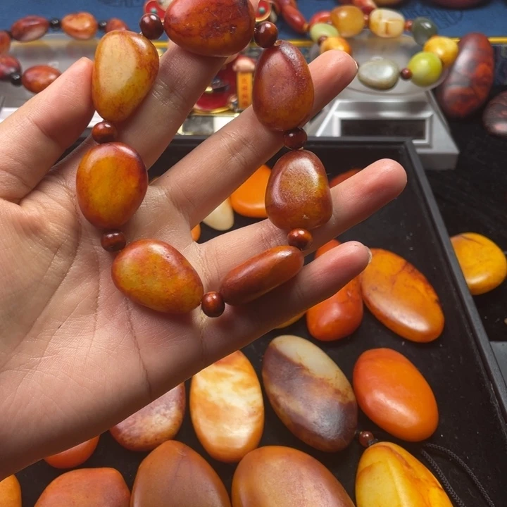 人***王和田玉未镶嵌颈饰