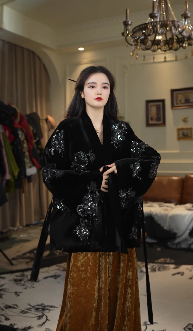 月畔湾【为君狂】新中式女冬季重工加厚棉外套保暖V领系带亮片棉服