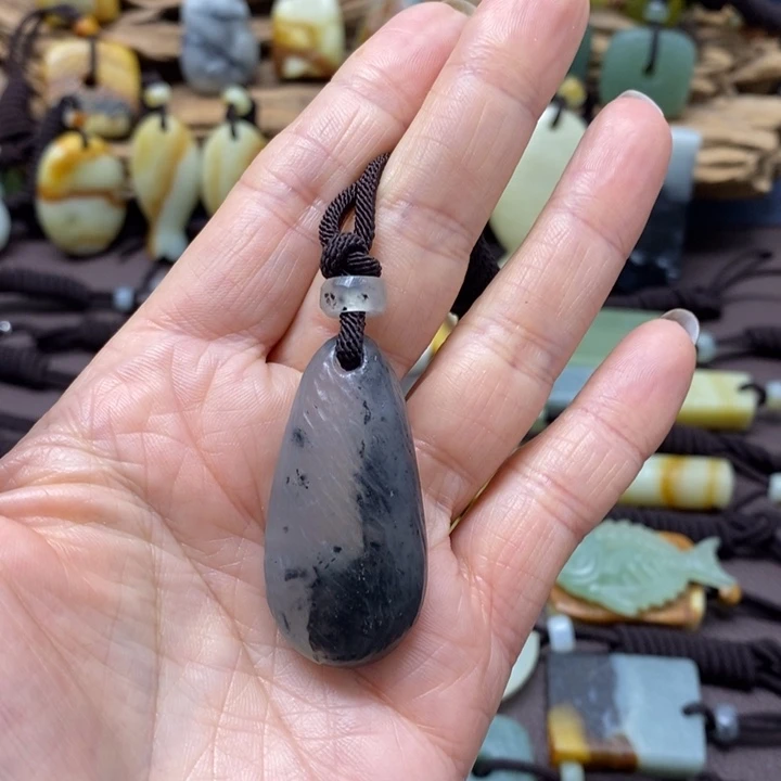 蛇纹石玉未镶嵌颈饰