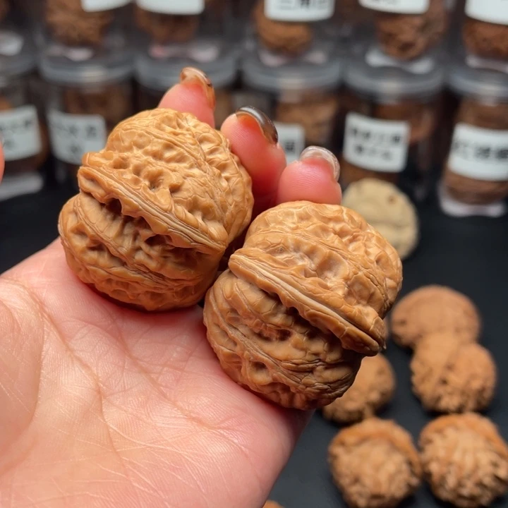 王***芬文玩核桃吊坠元宝