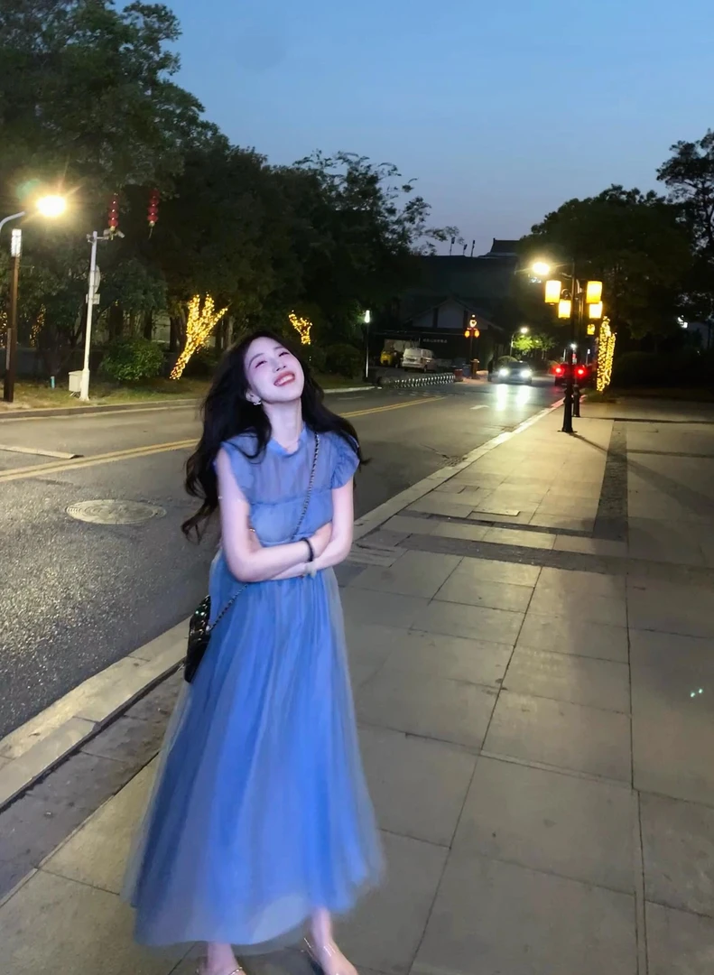 韩系温柔风设计感木耳边飞飞袖蓝色连衣裙女2025夏季新款显瘦长裙