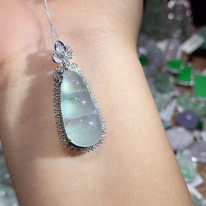 翡翠18K金镶嵌颈饰