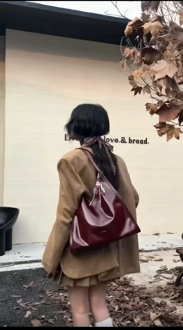 新款时尚油蜡皮简约通勤百搭大容量单肩手提包