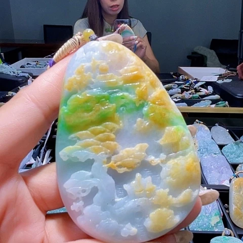 颈饰未镶嵌翡翠一个