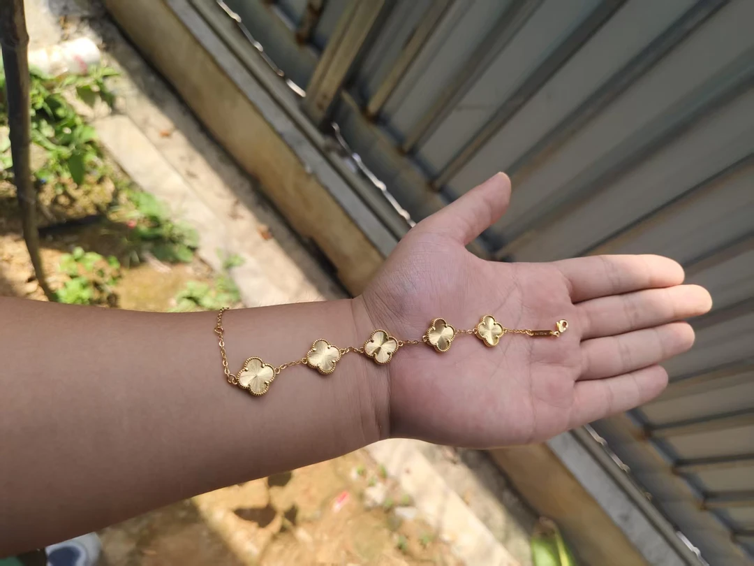 金黄色高端典藏时尚饰品002