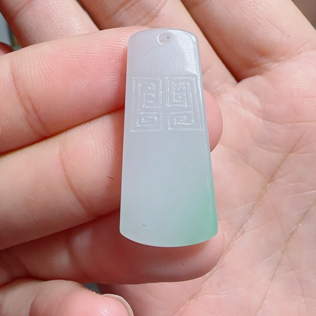 翡翠未镶嵌颈饰无事牌