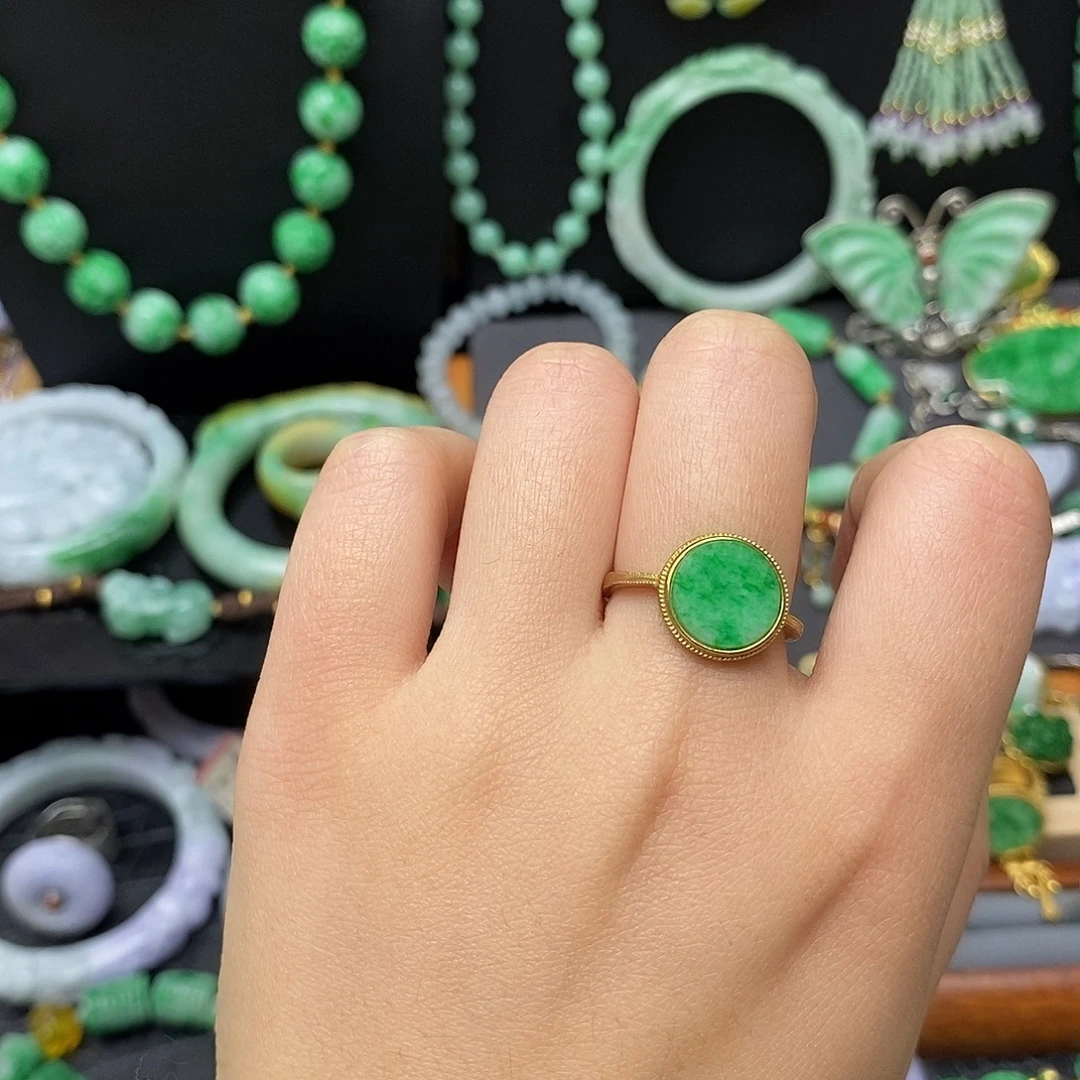 翡翠未镶嵌颈饰阳绿