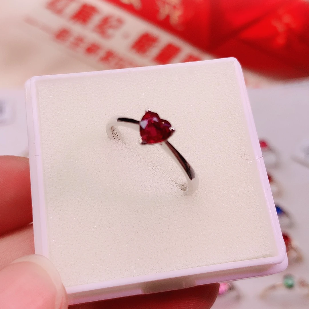 18K金镶嵌颈饰红宝石特别福利