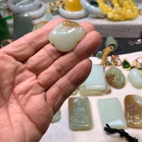 颈饰未镶嵌和田玉