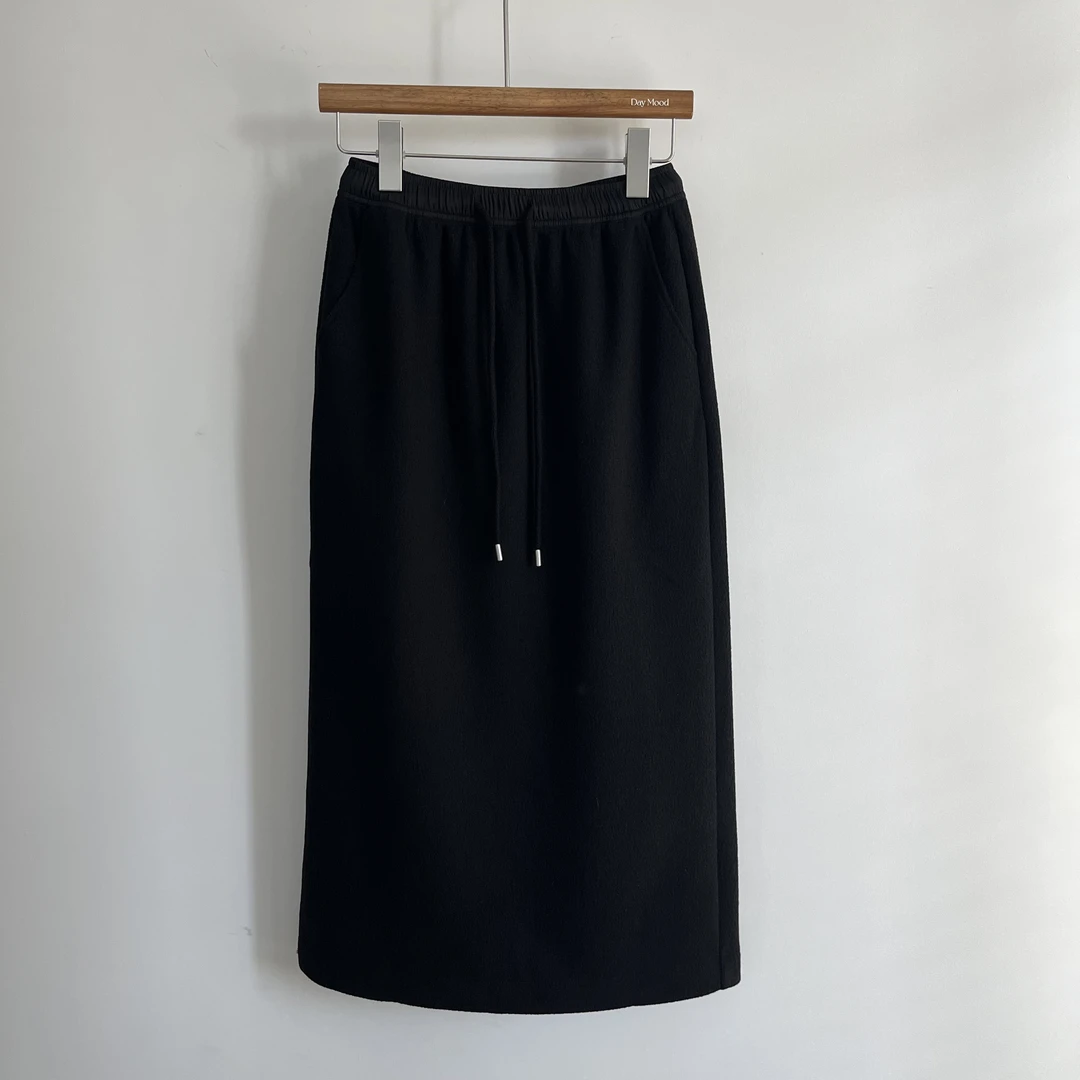 黑色直筒显瘦百搭肌理感后开叉雪酥裙