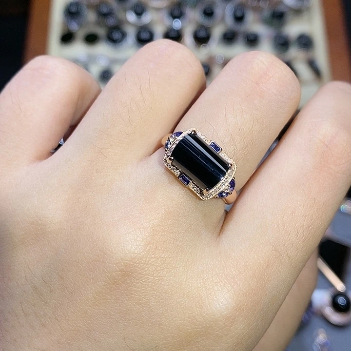 18K金镶嵌戒指翡翠马鞍