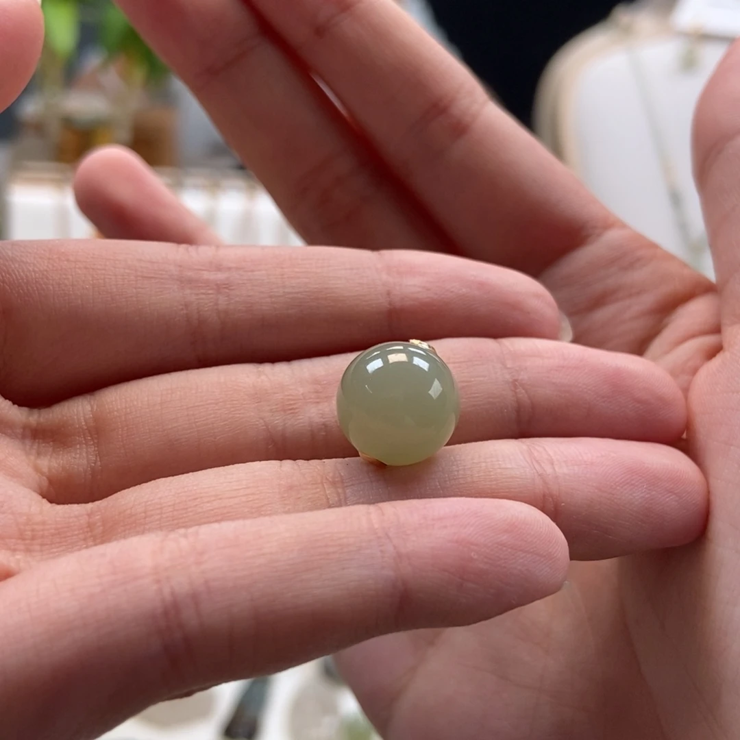 小***腻和田玉18K金镶嵌颈饰