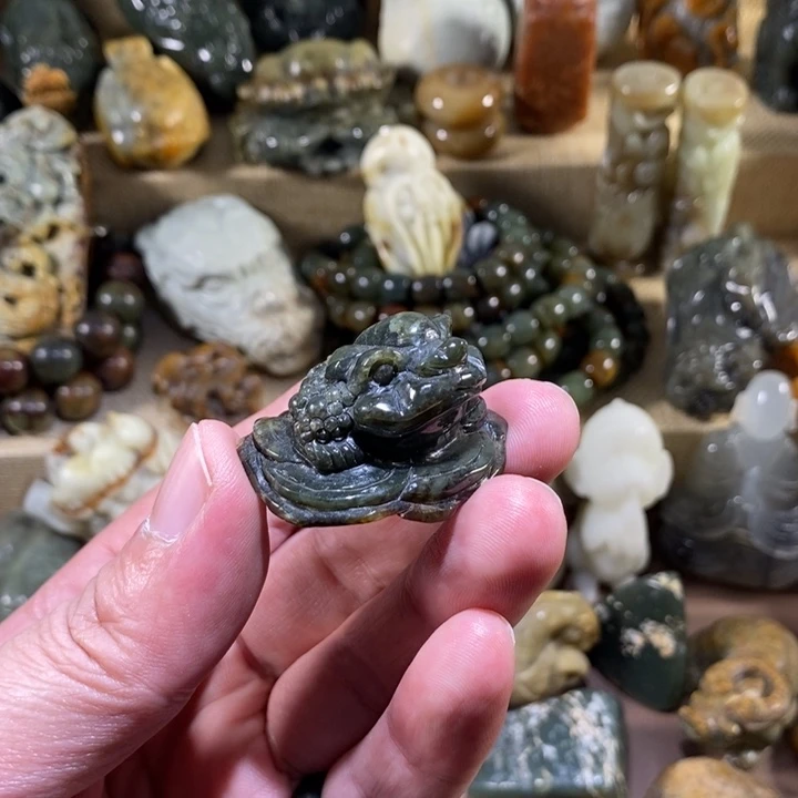 透闪石质玉未镶嵌挂件