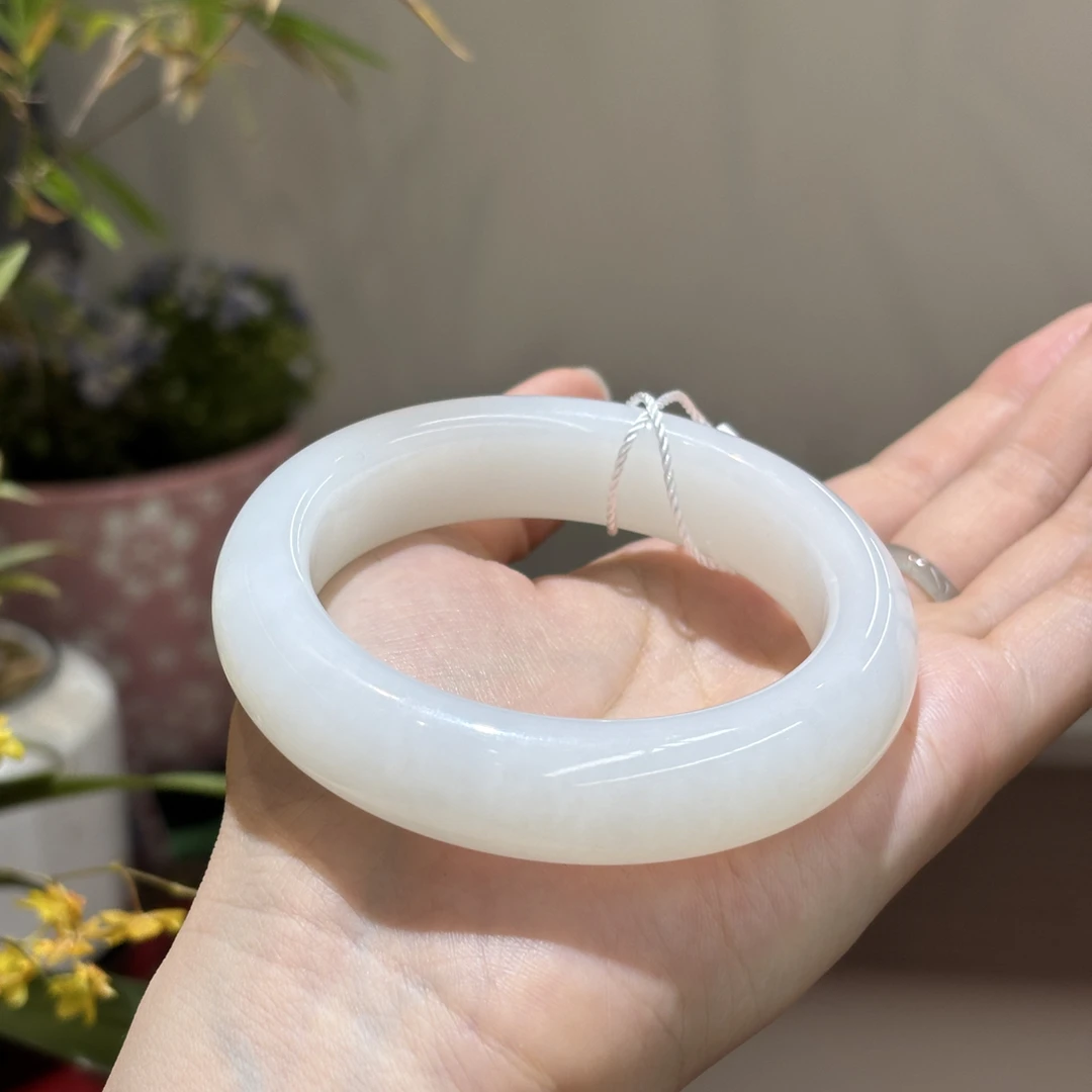 121734wm和田玉俄料羊脂白手镯约57.4圈口88.4克