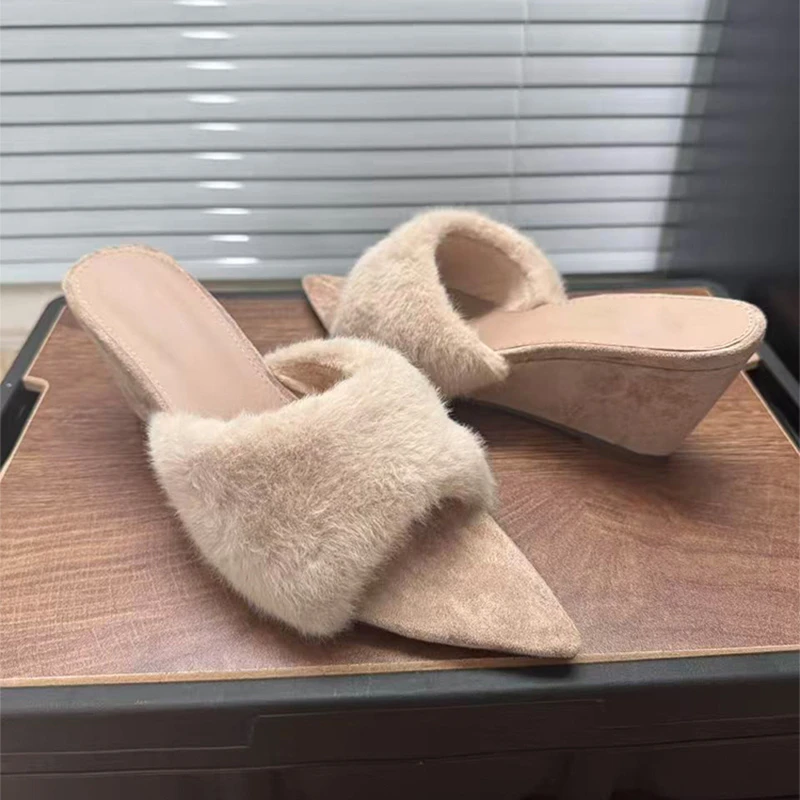 2025秋季新款尖头露趾坡跟毛毛鞋百搭时尚气质名媛风毛毛一字拖鞋