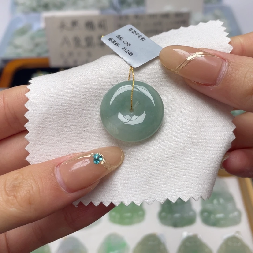 翡翠未镶嵌颈饰平安扣