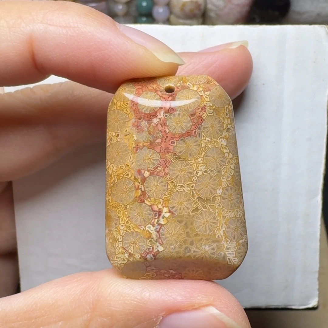 硅化玉未镶嵌黄飘红蕾丝