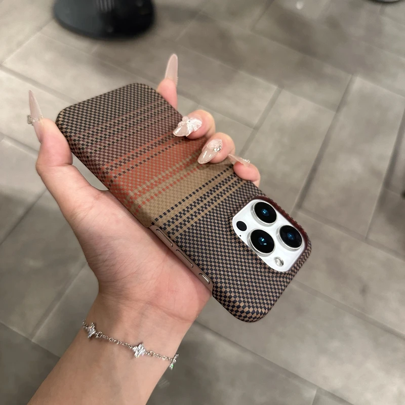 适用iPhone16promax新款手机壳凯夫拉纹苹果15pro半包碳纤维纹磨