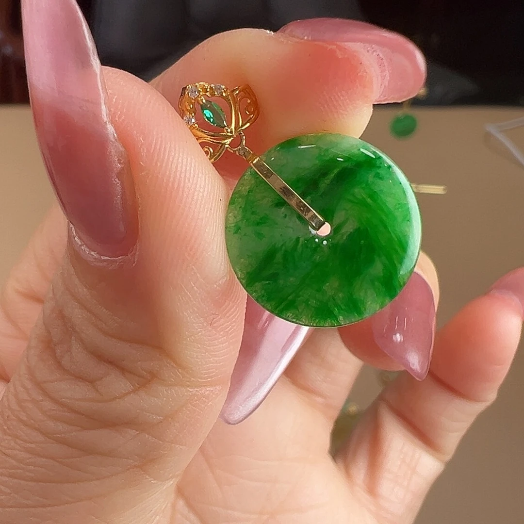 翡翠18K金镶嵌颈饰吊坠