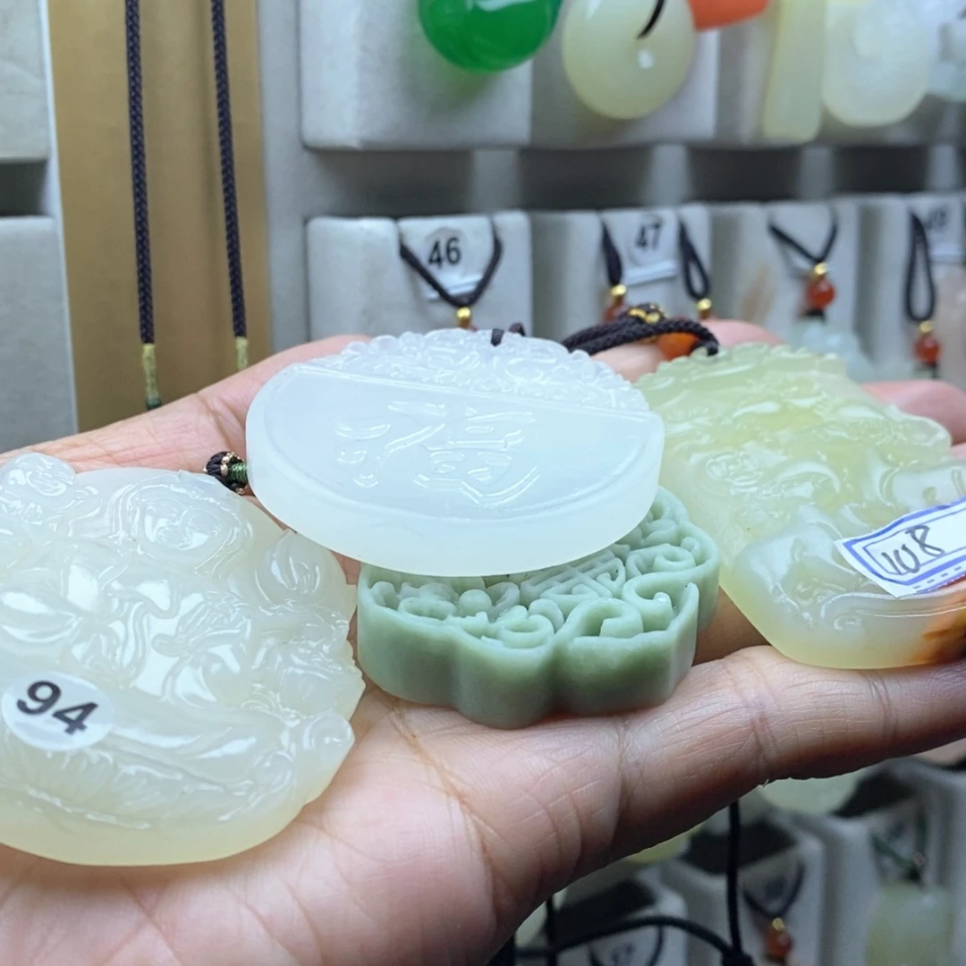 颈饰未镶嵌石英质玉（金丝玉）燕