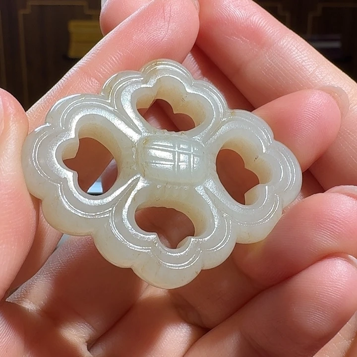 听***牟未镶嵌和田玉挂件