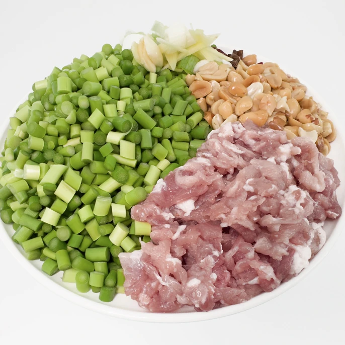 千刀肉：猪肉丁150g，蒜薹丁400g，花生碎，葱姜蒜，干辣椒若干
